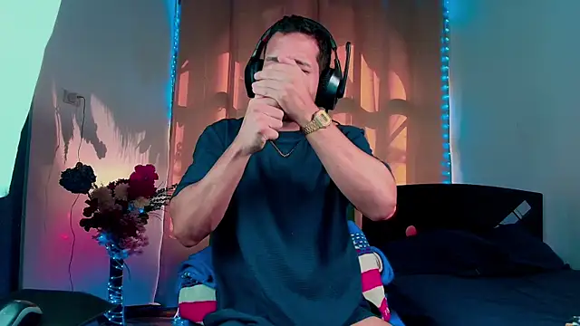 Snapshot of LucasGaeel chatting on 10.16.25 LucasGaeel online show from 10.16.25