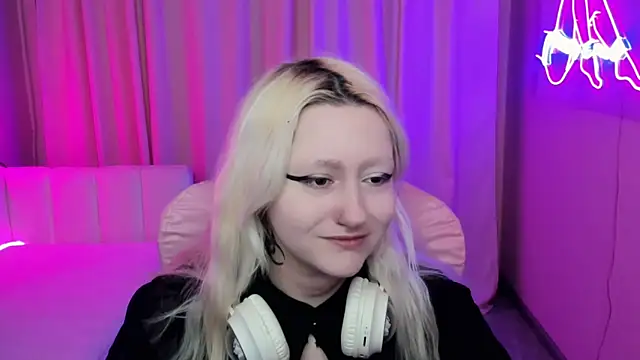 Snapshot of JuliaSharkk chatting on 10.01.25 JuliaSharkk online show from 10.01.25