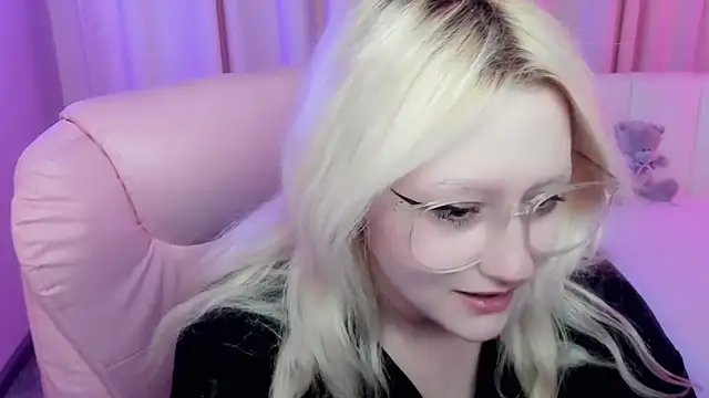 Snapshot of JuliaSharkk chatting on 10.15.25 JuliaSharkk online show from 10.15.25