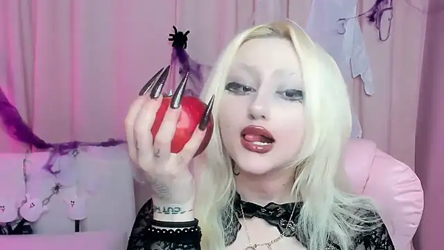 Snapshot of JuliaSharkk chatting on 10.31.25 JuliaSharkk online show from 10.31.25