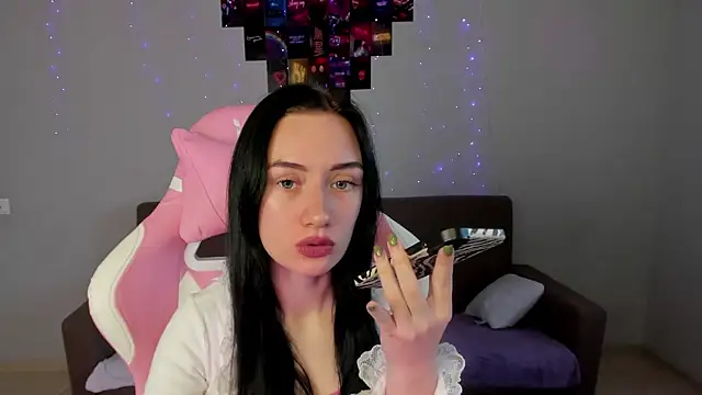 Snapshot of Arina_Meow19 chatting on 11.08.25 Arina Meow19 online show from 11.08.25