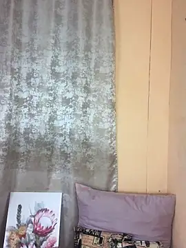 Snapshot of Caramel102004 chatting on 10.14.25 Caramel102004 online show from 10.14.25