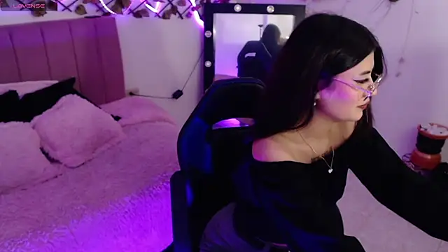 Snapshot of isa_bunny18 chatting on 10.30.25 isa bunny18 online show from 10.30.25