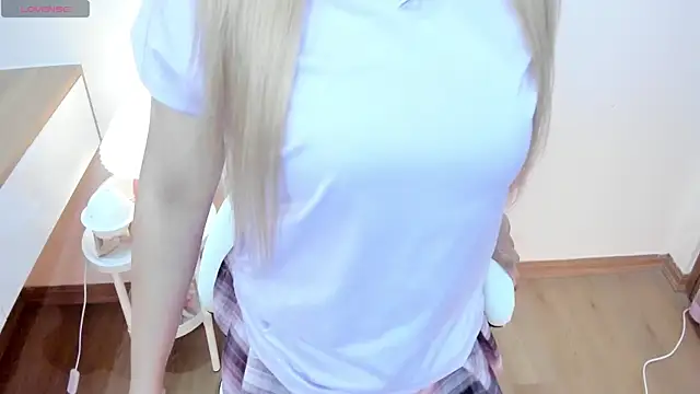 Snapshot of _itsyumi_ chatting on 10.16.25 itsyumi online show from 10.16.25