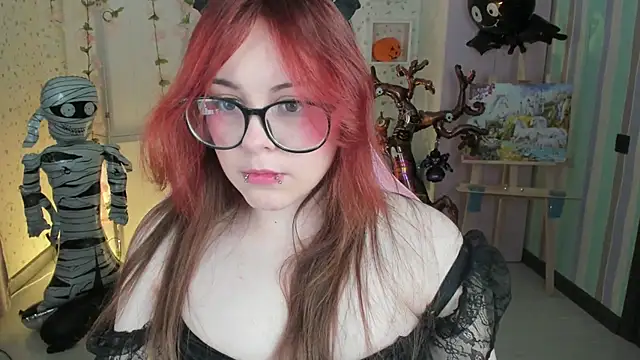 Snapshot of Monaco_Sun chatting on 10.31.25 Monaco Sun online show from 10.31.25