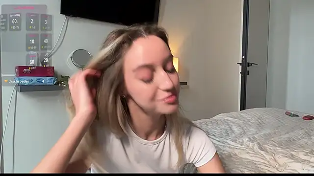 Snapshot of SophieBelll chatting on 10.14.25 SophieBelll online show from 10.14.25