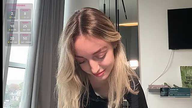 Snapshot of SophieBelll chatting on 10.27.25 SophieBelll online show from 10.27.25