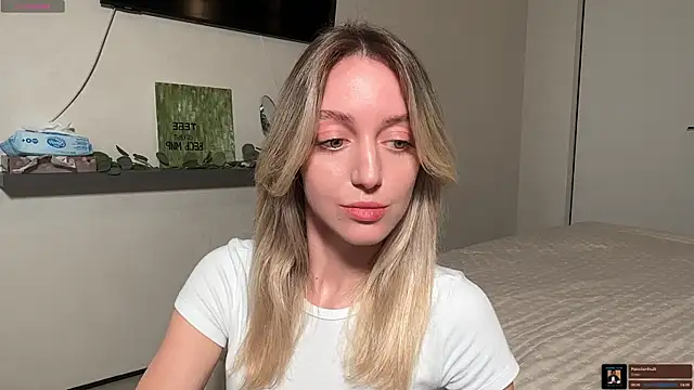 Snapshot of SophieBelll chatting on 11.13.25 SophieBelll online show from 11.13.25