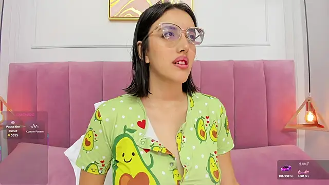 Snapshot of venusgreys1_ chatting on 10.17.25 venusgreys1 online show from 10.17.25