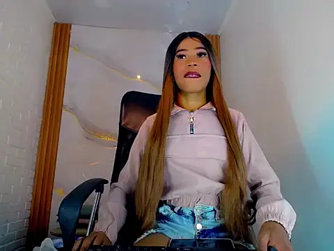 Snapshot of katherine_x1 chatting on 10.07.25 katherine x1 online show from 10.07.25