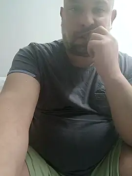 Snapshot of CristalDad chatting on 10.03.25 CristalDad online show from 10.03.25