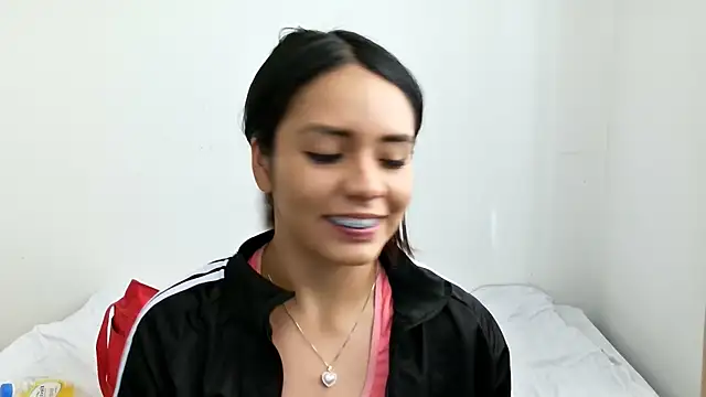 Snapshot of BellaBliss123 chatting on 10.11.25 BellaBliss123 online show from 10.11.25