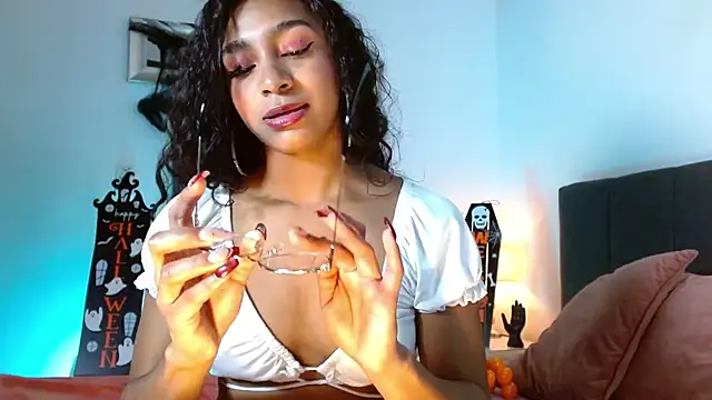 Snapshot of SashaBowei chatting on 10.29.25 SashaBowei online show from 10.29.25