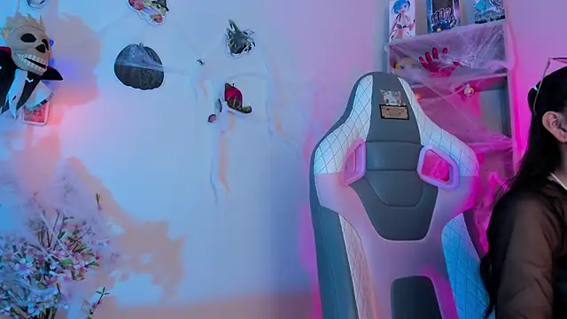 Snapshot of Zoe_Skyler chatting on 10.28.25 Zoe Skyler online show from 10.28.25