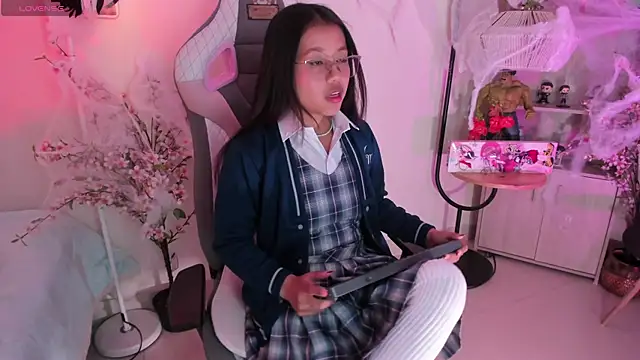 Snapshot of Zoe_Skyler chatting on 10.29.25 Zoe Skyler online show from 10.29.25