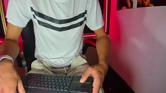 Snapshot of Stiben_boy chatting on 09.27.25 Stiben boy online show from 09.27.25