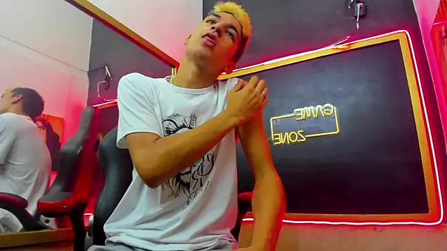 Snapshot of Stiben_boy chatting on 09.29.25 Stiben boy online show from 09.29.25