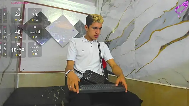 Snapshot of Stiben_boy chatting on 10.04.25 Stiben boy online show from 10.04.25