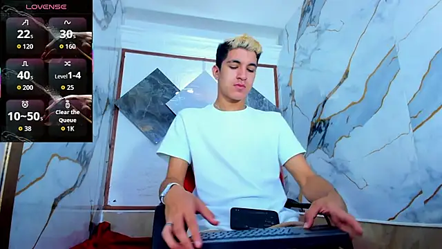 Snapshot of Stiben_boy chatting on 10.11.25 Stiben boy online show from 10.11.25