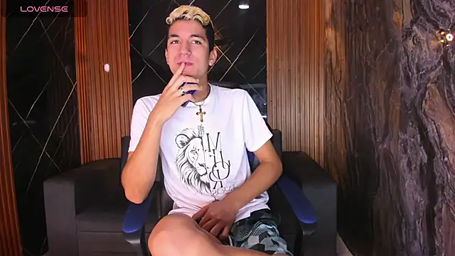 Snapshot of Stiben_boy chatting on 10.15.25 Stiben boy online show from 10.15.25