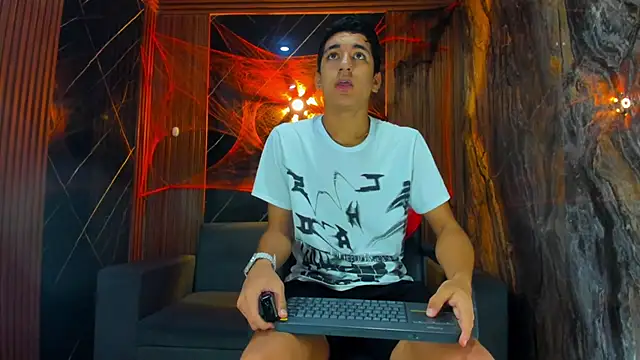 Snapshot of Stiben_boy chatting on 10.21.25 Stiben boy online show from 10.21.25