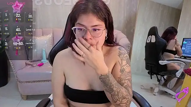 Snapshot of draviana_a_ chatting on 11.02.25 draviana a online show from 11.02.25