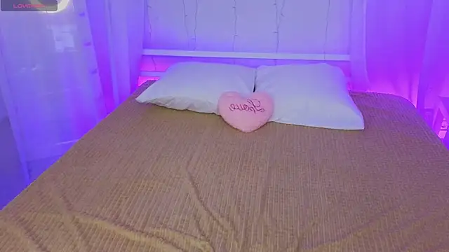 Snapshot of _Amelia_Shine_ chatting on 10.08.25 Amelia Shine online show from 10.08.25