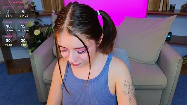 Snapshot of _Amelia_Shine_ chatting on 11.04.25 Amelia Shine online show from 11.04.25