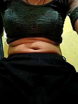 Snapshot of misskomal97 chatting on 09.25.25 misskomal97 online show from 09.25.25