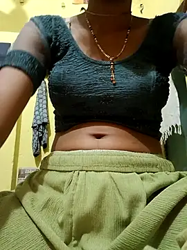 Snapshot of misskomal97 chatting on 10.17.25 misskomal97 online show from 10.17.25