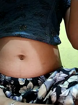 Snapshot of misskomal97 chatting on 10.21.25 misskomal97 online show from 10.21.25