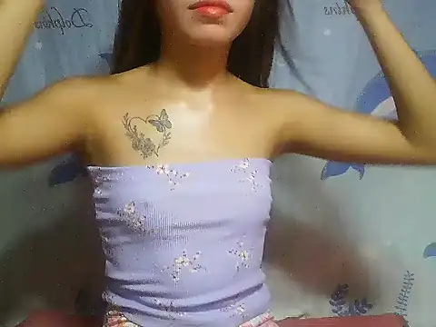 Snapshot of SweetPussie18x chatting on 10.28.25 SweetPussie18x online show from 10.28.25