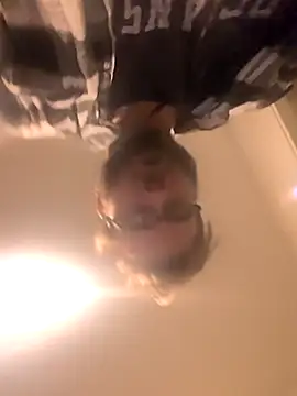 Snapshot of bear8t chatting on 10.28.25 bear8t online show from 10.28.25