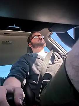 Snapshot of bear8t chatting on 10.29.25 bear8t online show from 10.29.25