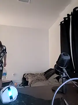 Snapshot of bear8t chatting on 11.04.25 bear8t online show from 11.04.25