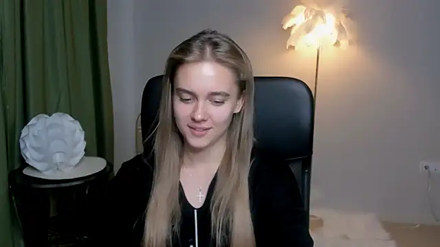 Snapshot of JuneWoods chatting on 10.03.25 JuneWoods online show from 10.03.25