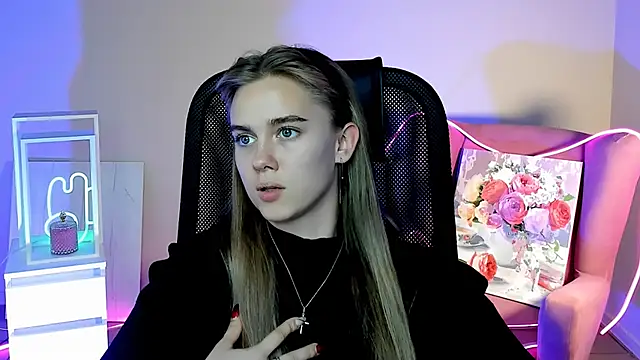 Snapshot of JuneWoods chatting on 10.04.25 JuneWoods online show from 10.04.25