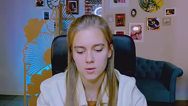 Snapshot of JuneWoods chatting on 10.06.25 JuneWoods online show from 10.06.25