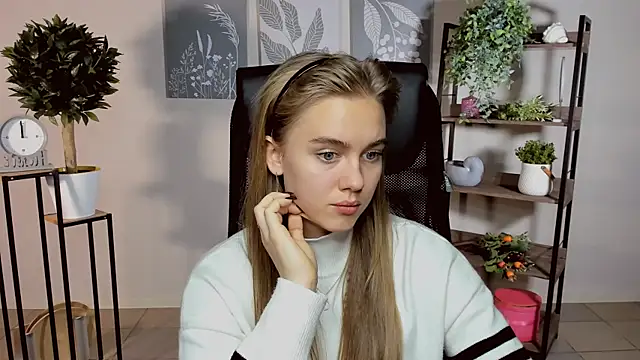 Snapshot of JuneWoods chatting on 10.11.25 JuneWoods online show from 10.11.25