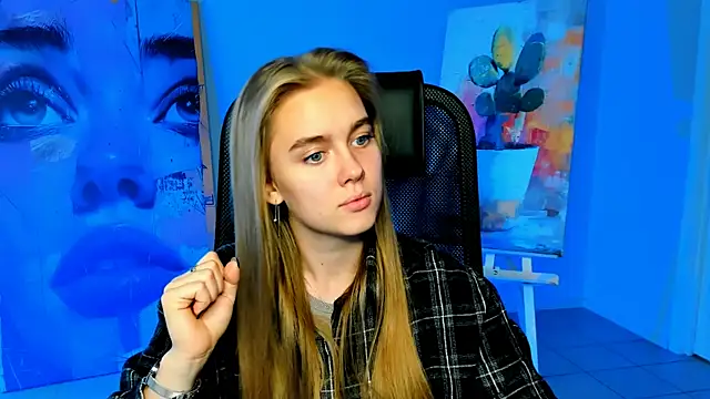 Snapshot of JuneWoods chatting on 10.12.25 JuneWoods online show from 10.12.25