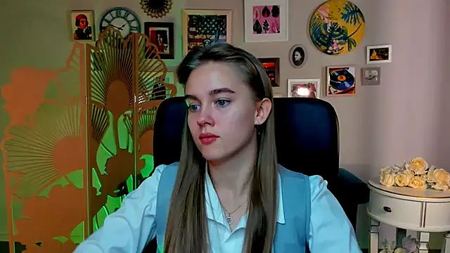 Snapshot of JuneWoods chatting on 10.13.25 JuneWoods online show from 10.13.25