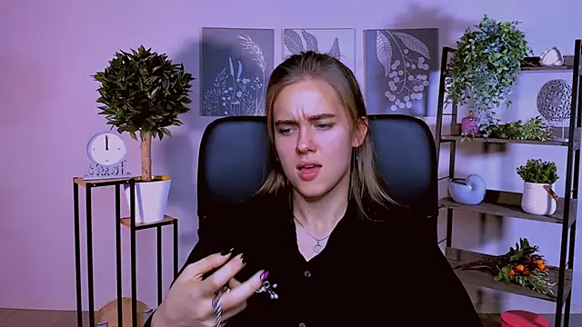 Snapshot of JuneWoods chatting on 10.17.25 JuneWoods online show from 10.17.25