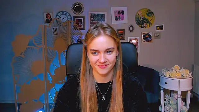 Snapshot of JuneWoods chatting on 10.20.25 JuneWoods online show from 10.20.25