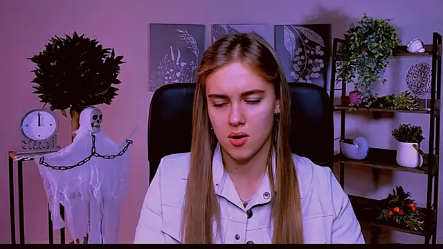 Snapshot of JuneWoods chatting on 10.22.25 JuneWoods online show from 10.22.25