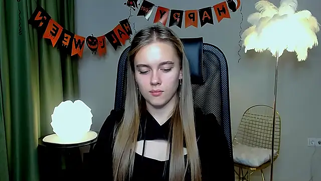 Snapshot of JuneWoods chatting on 10.24.25 JuneWoods online show from 10.24.25