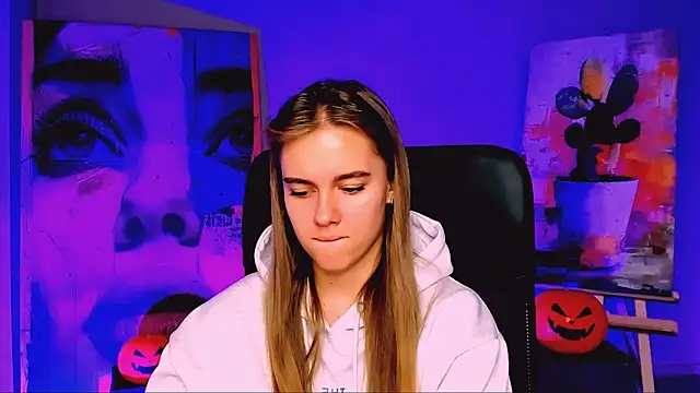 Snapshot of JuneWoods chatting on 10.29.25 JuneWoods online show from 10.29.25