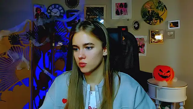 Snapshot of JuneWoods chatting on 10.30.25 JuneWoods online show from 10.30.25