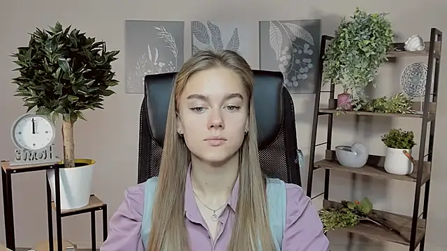 Snapshot of JuneWoods chatting on 11.12.25 JuneWoods online show from 11.12.25