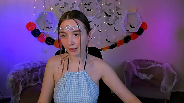 Snapshot of leslie_bird chatting on 10.22.25 leslie bird online show from 10.22.25