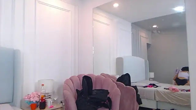 Snapshot of ChantalGarner chatting on 10.17.25 ChantalGarner online show from 10.17.25